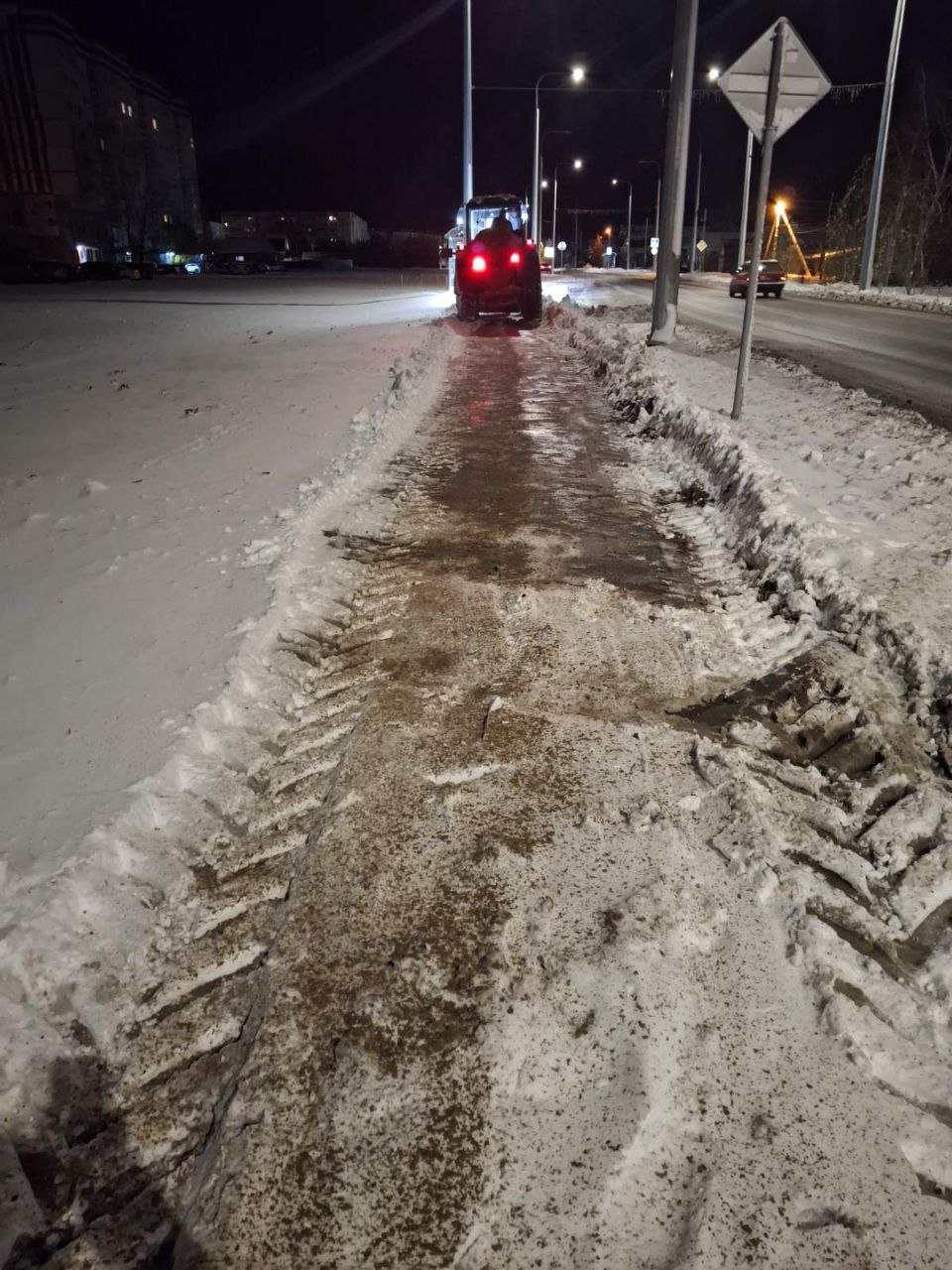 В городе Балаково сотрудники «Комбината благоустройства» продолжают очищать дороги и тротуары от снега