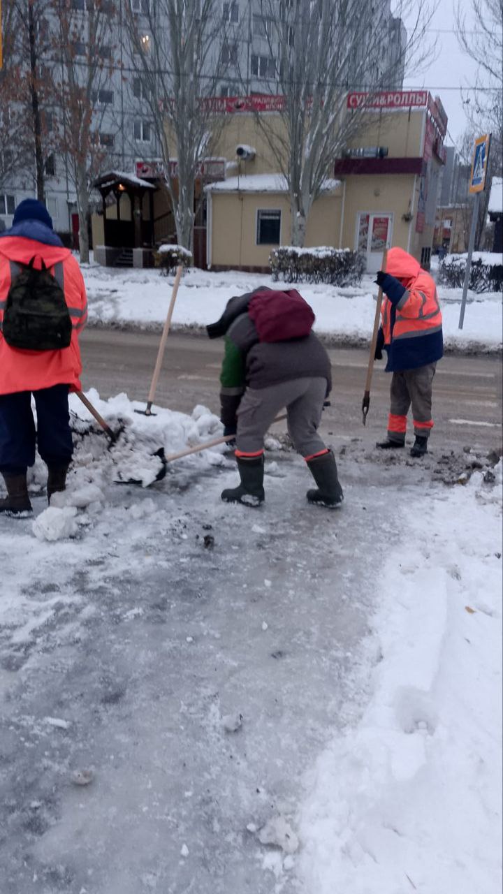 В городе Балаково сотрудники «Комбината благоустройства» продолжают очищать дороги и тротуары от снега