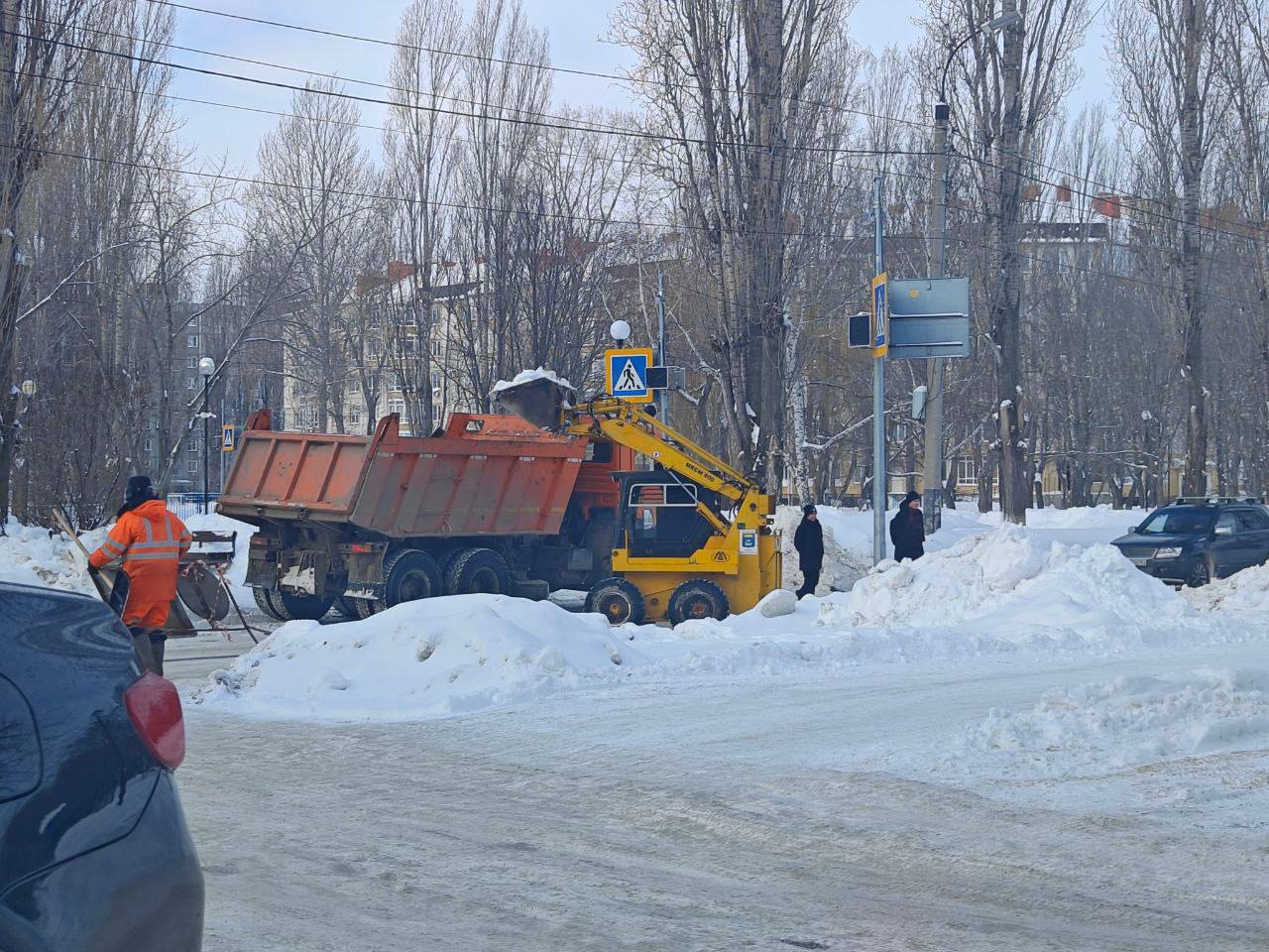 В Балаково продолжаются работы по расчистке улиц от снега