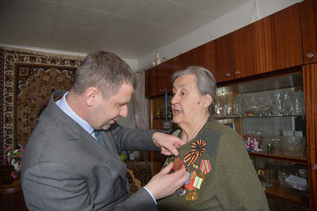 Сергей Барулин вручил юбилейную медаль «80 лет Победы в Великой Отечественной войне» Раисе Григорьевне Ягудиной