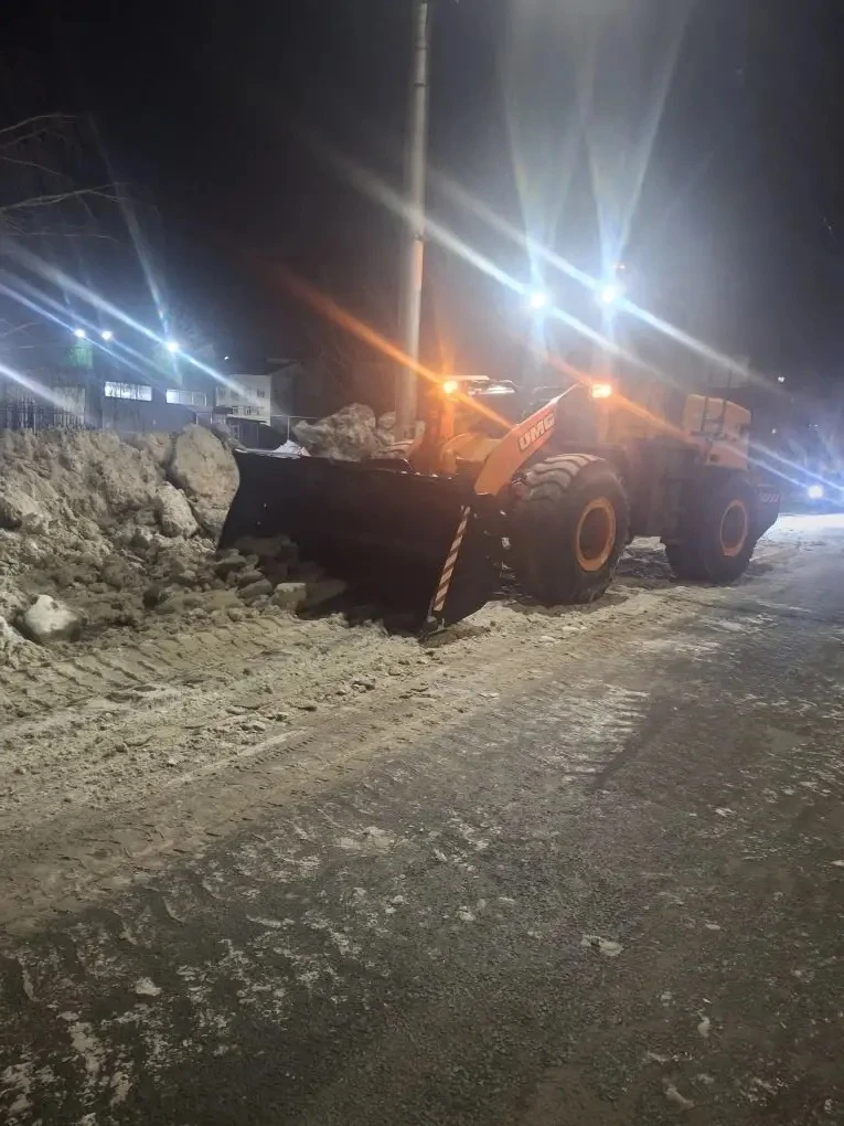 В Балаково круглосуточно убирают снег