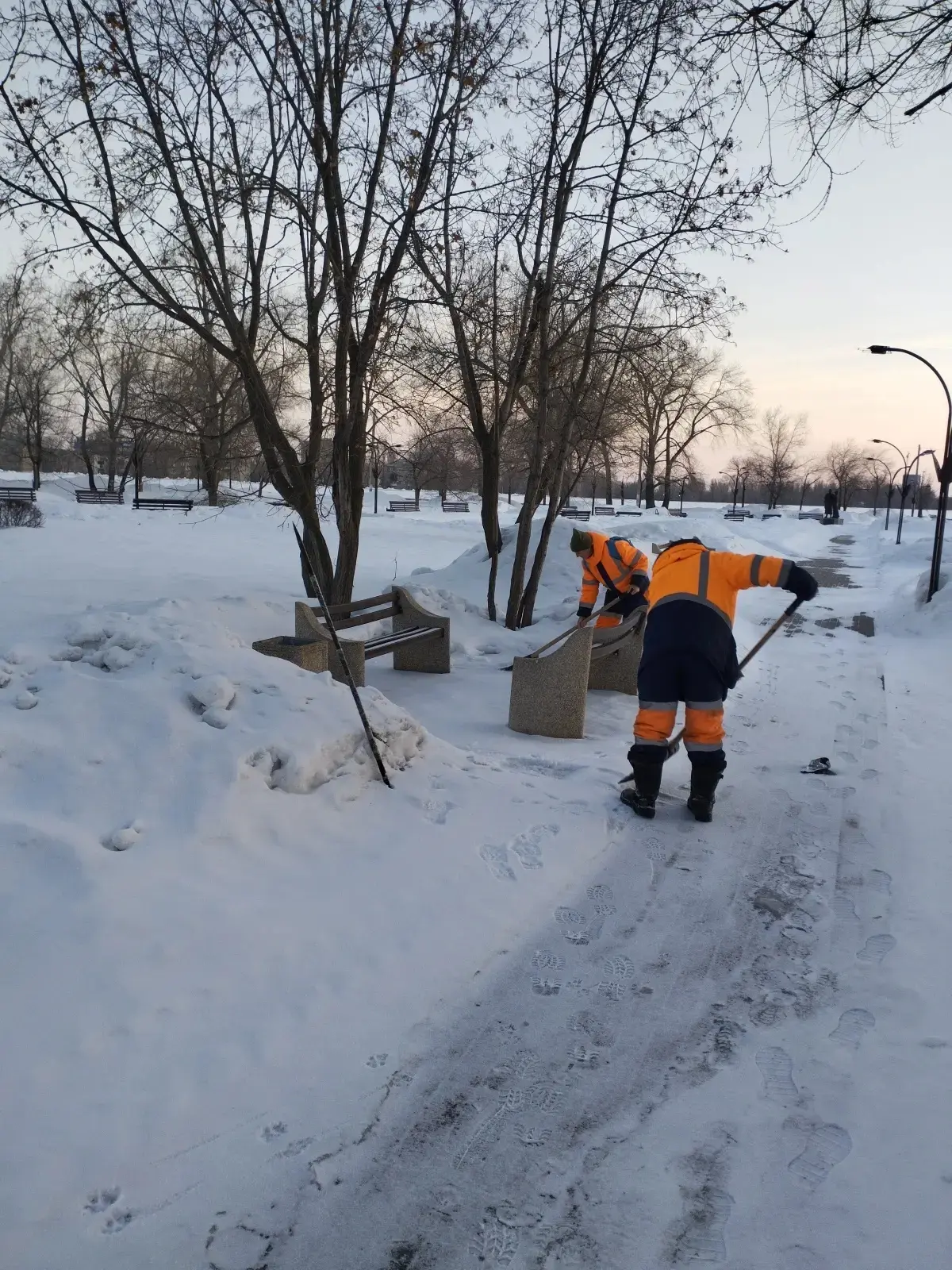 В Балаково продолжаются работы по уборке снега