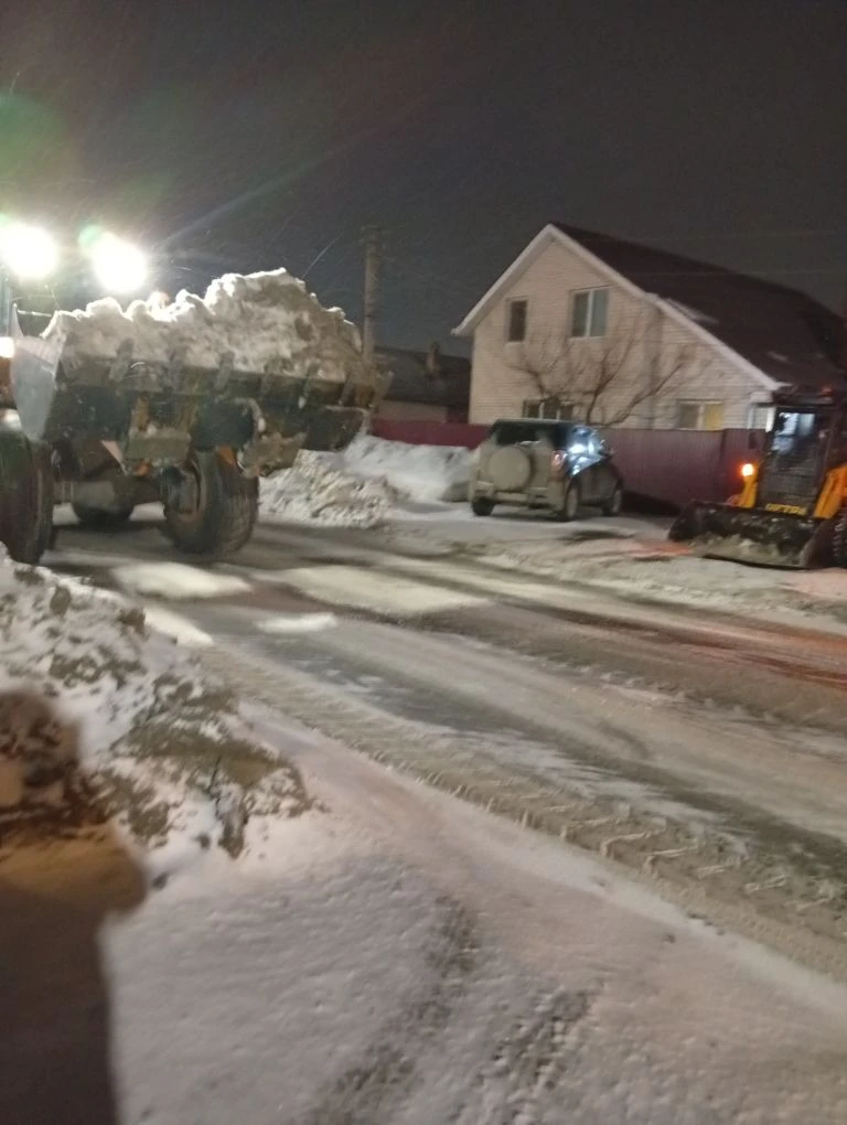 В Балаково продолжаются работы по уборке снега