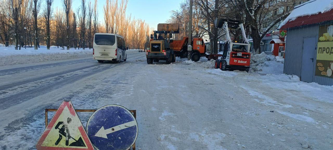 В Балаково продолжаются работы по расчистке улиц от снега