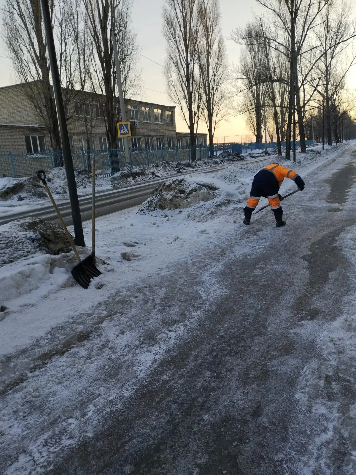 В Балаково продолжаются работы по уборке снега