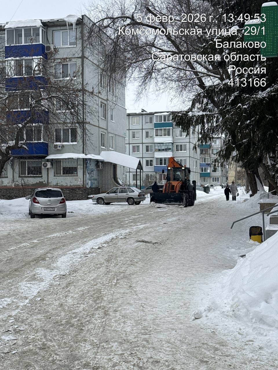 В Балаково продолжаются работы по расчистке улиц от снега