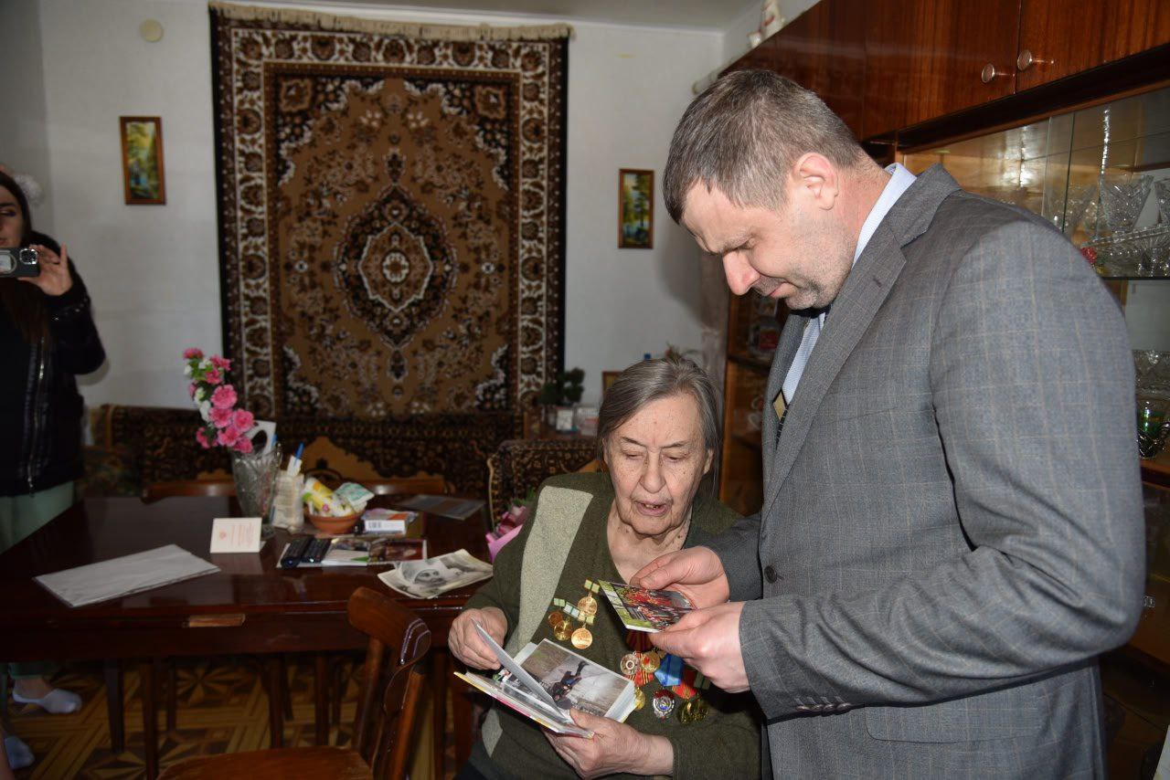 Сергей Барулин вручил юбилейную медаль «80 лет Победы в Великой Отечественной войне» Раисе Григорьевне Ягудиной