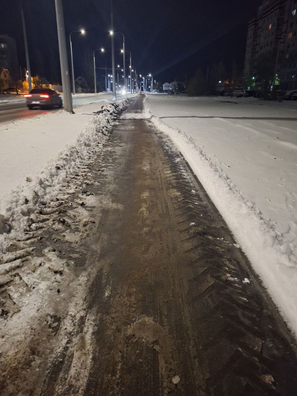 В городе Балаково сотрудники «Комбината благоустройства» продолжают очищать дороги и тротуары от снега
