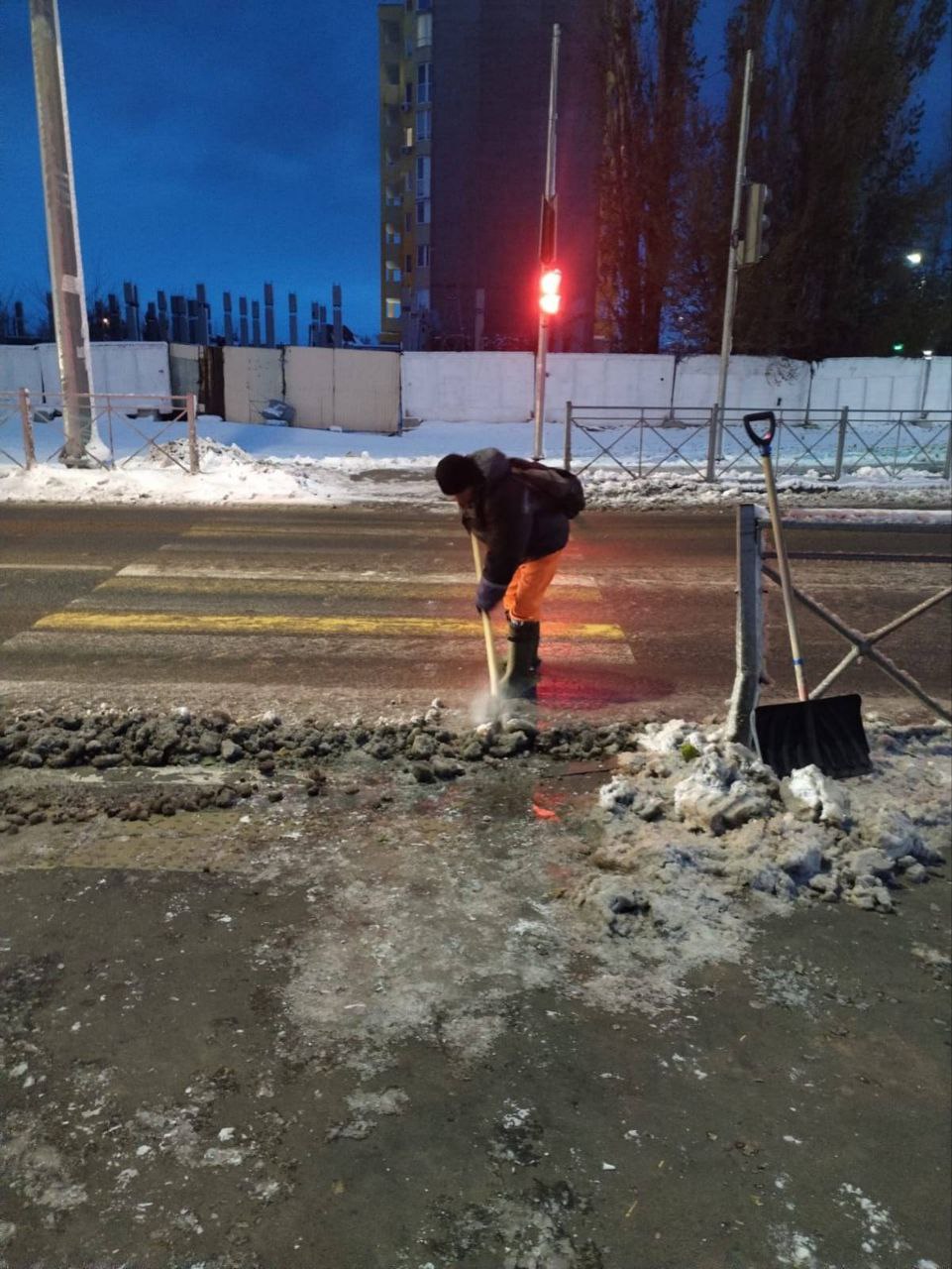 В городе Балаково сотрудники «Комбината благоустройства» продолжают очищать дороги и тротуары от снега