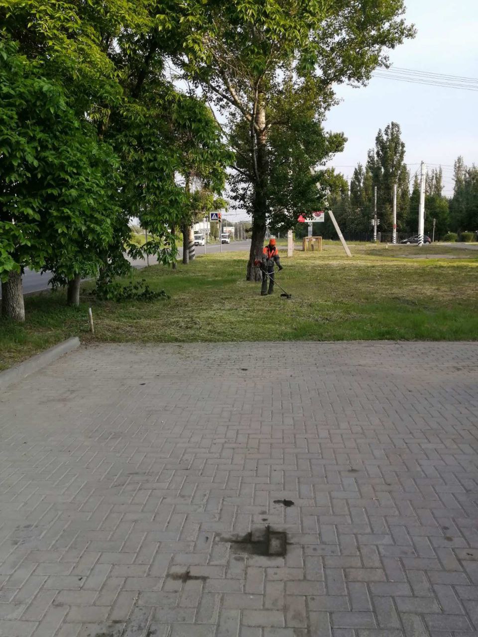 Покос травы, сбор мусора, очистка прилотковой и осевых зон. В Балаково работы по благоустройству ведутся ежедневно