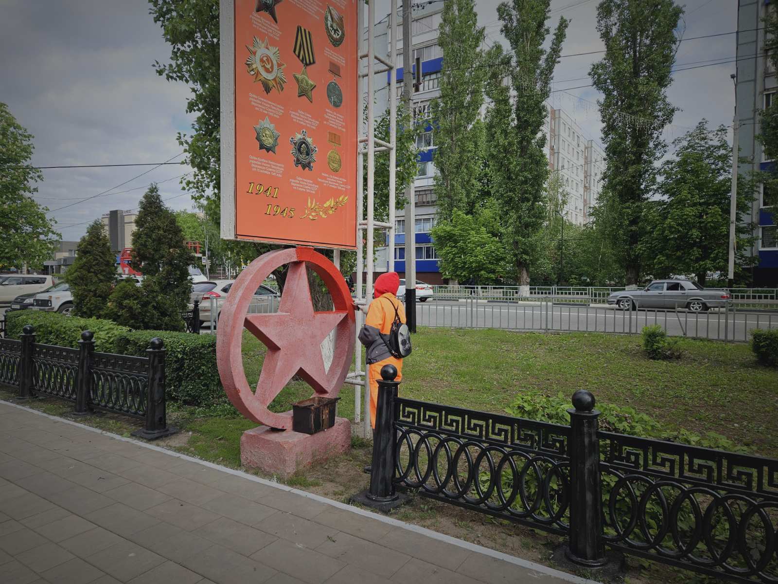 Сотрудники «Комбината благоустройства» продолжают приводить в порядок Аллею Героев