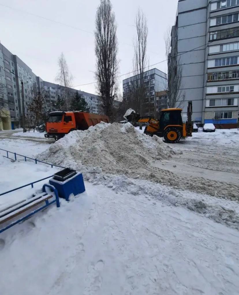 В Балаково продолжается очистка снега