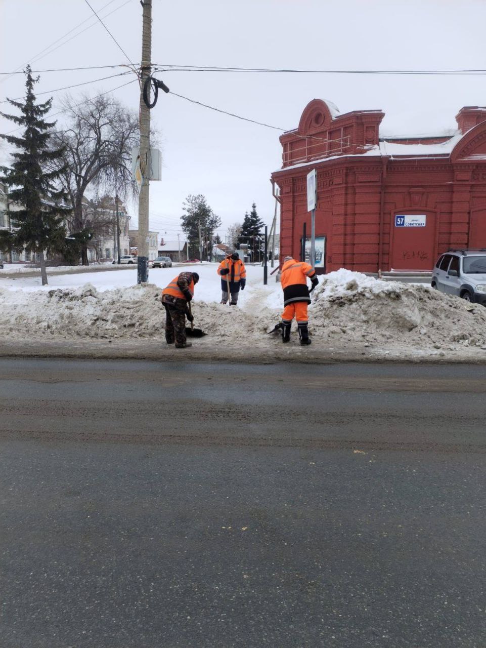 Коммунальные службы круглосуточно очищают дороги и тротуары, а также вывозят снег