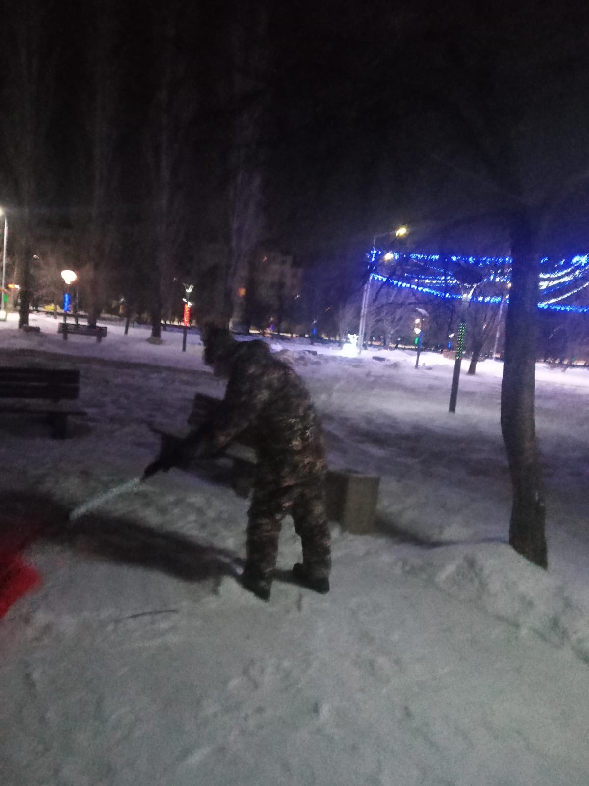 В Балакове продолжается очистка дорог и тротуаров от снега