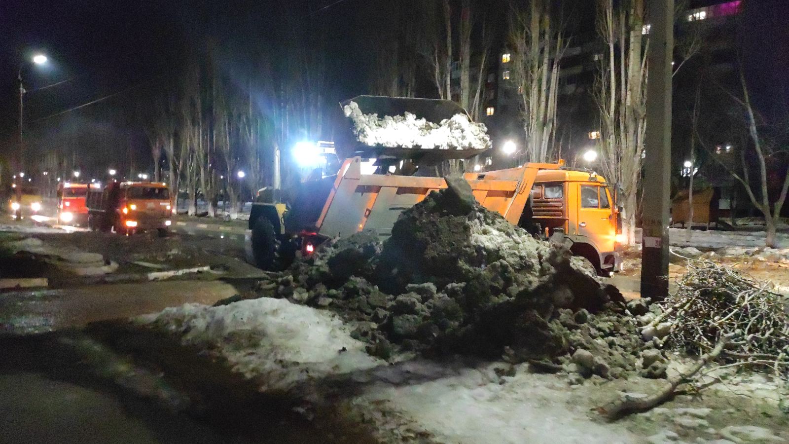 Благоустройство города Балаково сегодня: откачка талых вод, вывоз снега, очистка прилотковых зон