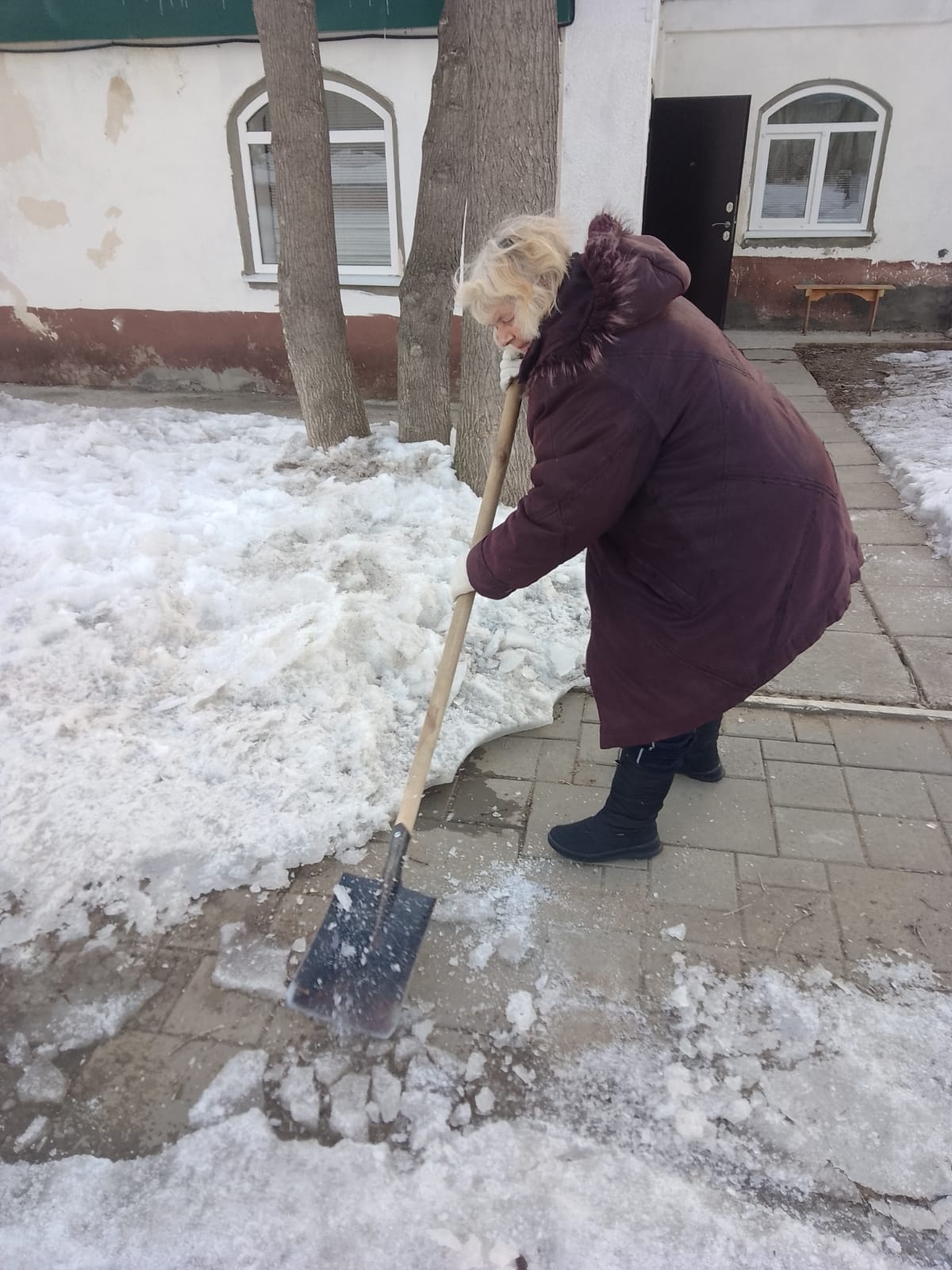 Сотрудники «Комбината благоустройства» ведут работы по вывозу снега и расширению дорог