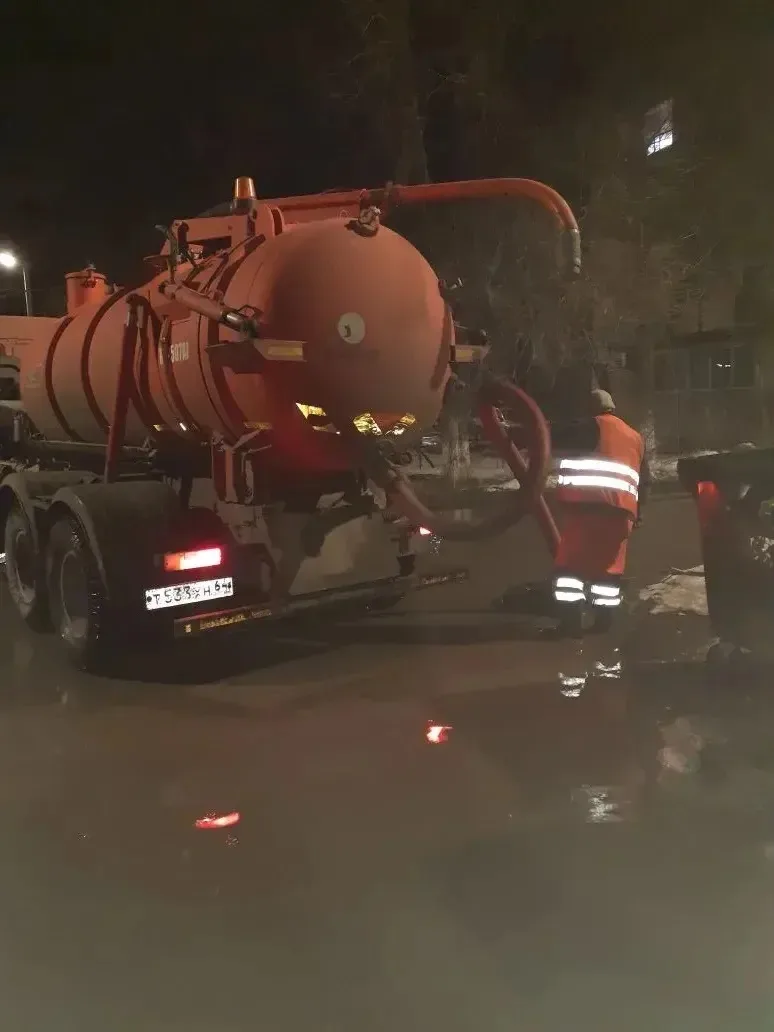 В Балаково «Комбинат благоустройства» продолжает откачку воды, а также расчистку и вывоз снега с улиц города