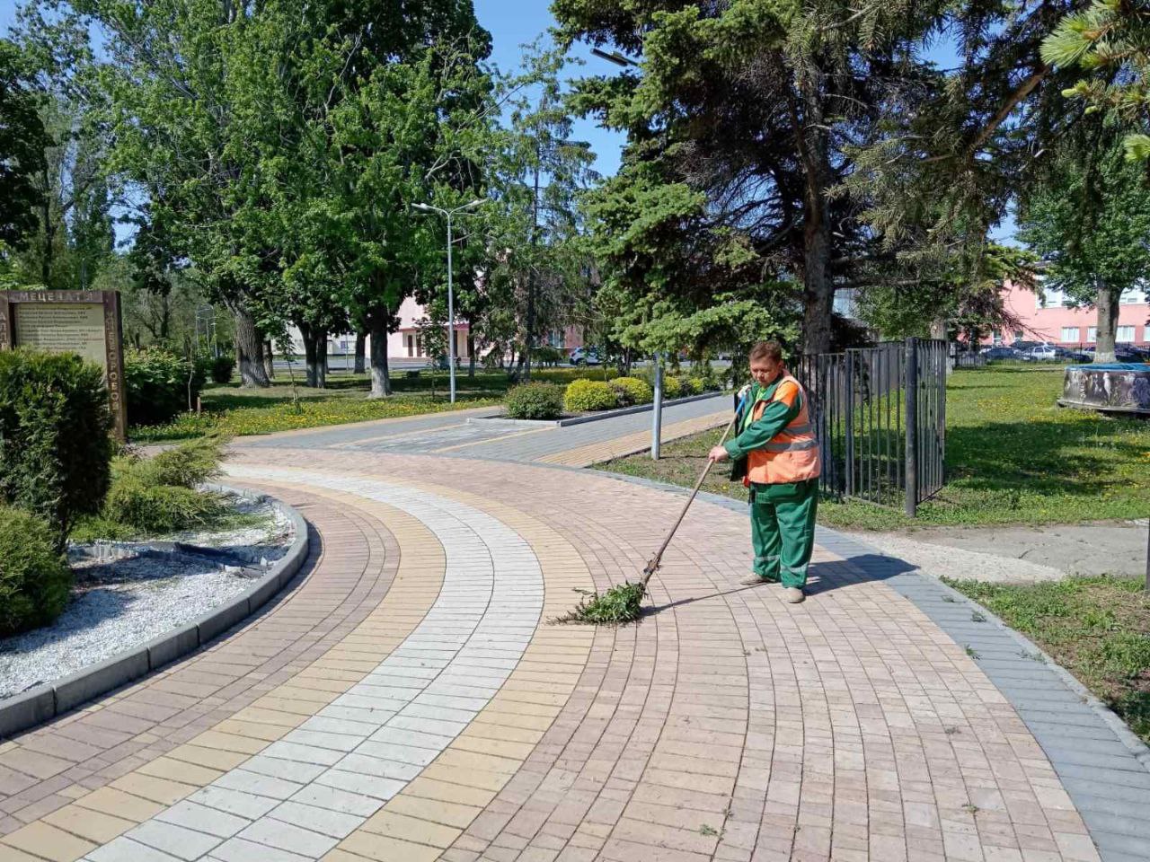 Покос травы, сбор мусора, уборка общественных территорий. В работах по благоустройству сегодня задействовано более сотни рабочих и 65 единиц техники