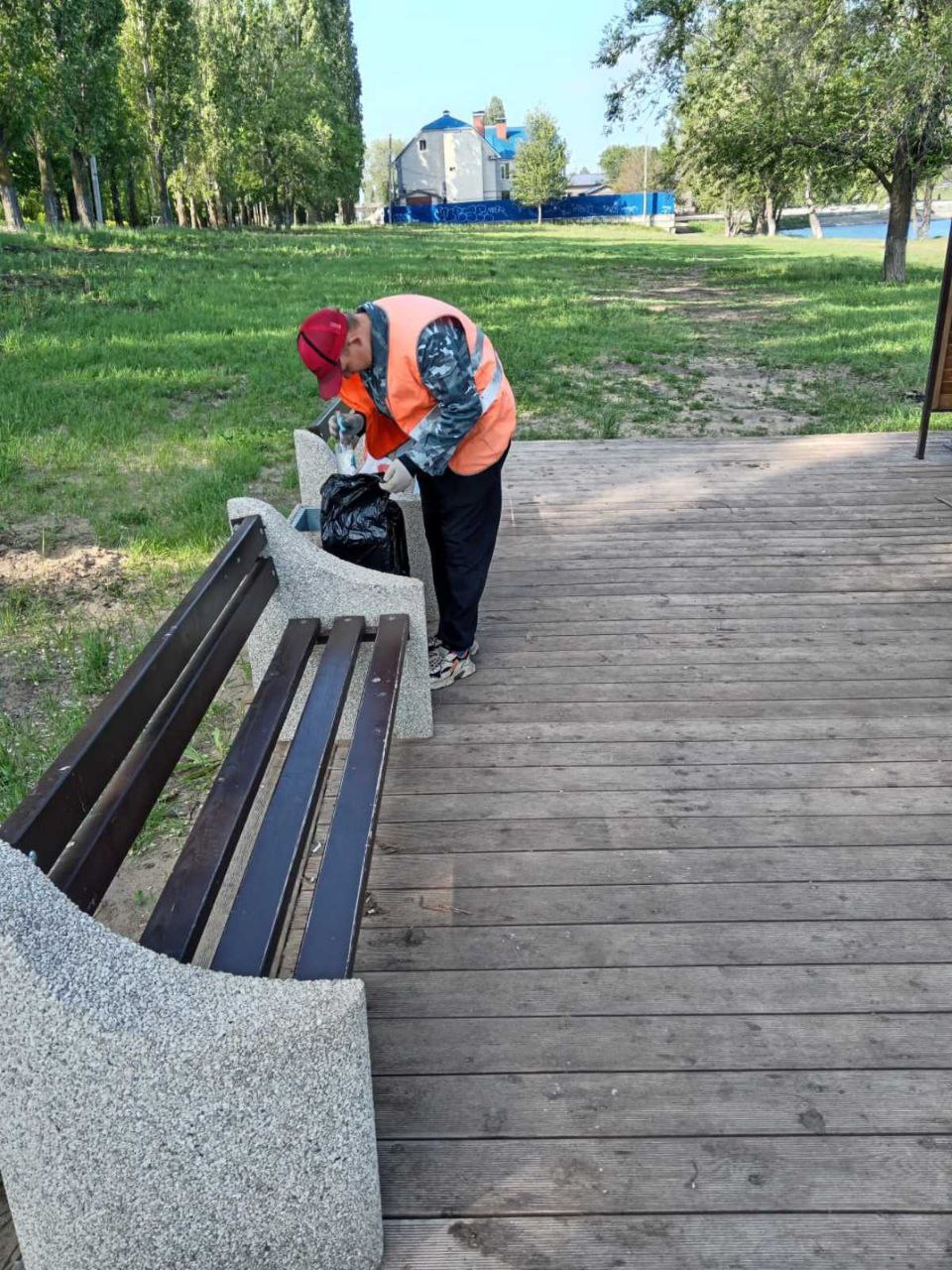Покос травы, сбор мусора, уборка общественных территорий. В работах по благоустройству сегодня задействовано более сотни рабочих и 65 единиц техники