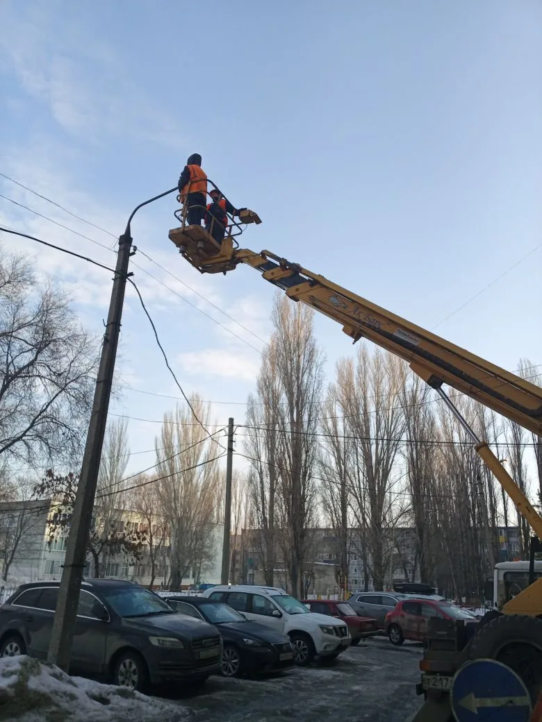 Сотрудники «Комбината благоустройства» откачивают воду с подтопленных участков дорог и дворовых территорий