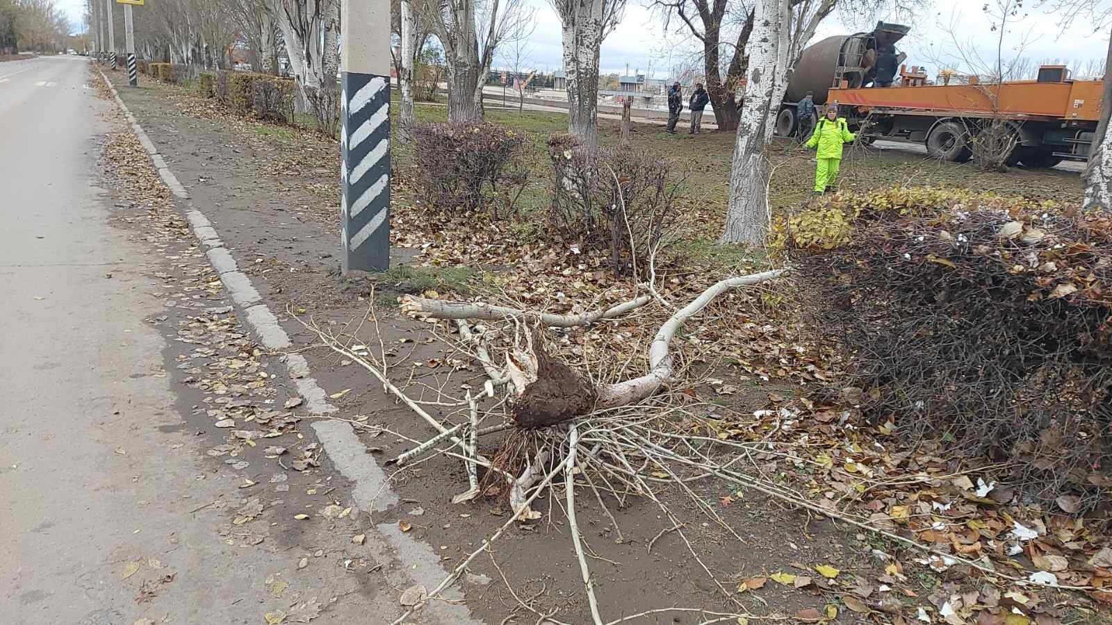 Сегодня на улицах города порядок наводят более сотни рабочих «Комбината благоустройства»