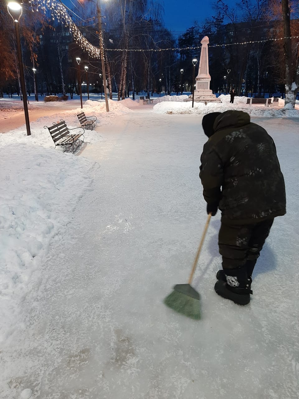 Сегодня в благоустройстве города задействовано более 30 единиц спецтехники