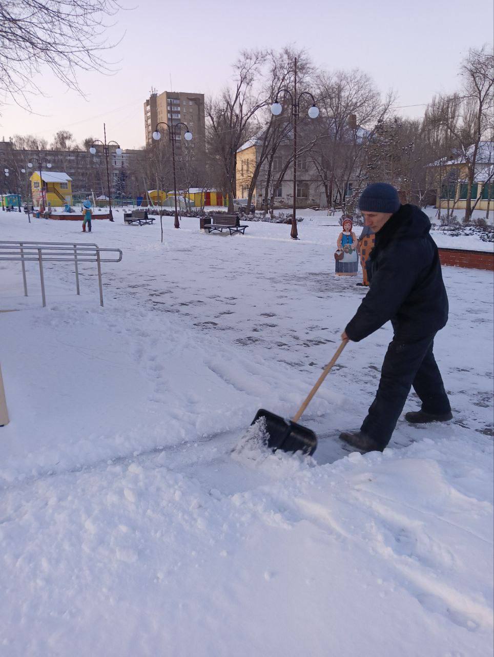 Сотрудники «Комбината благоустройства продолжают уборку городских улиц