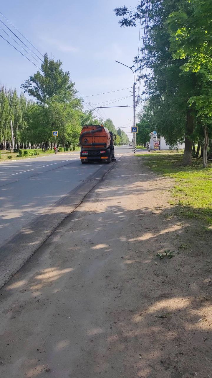 Покос травы, сбор мусора, очистка прилотковой и осевых зон. В Балаково работы по благоустройству ведутся ежедневно
