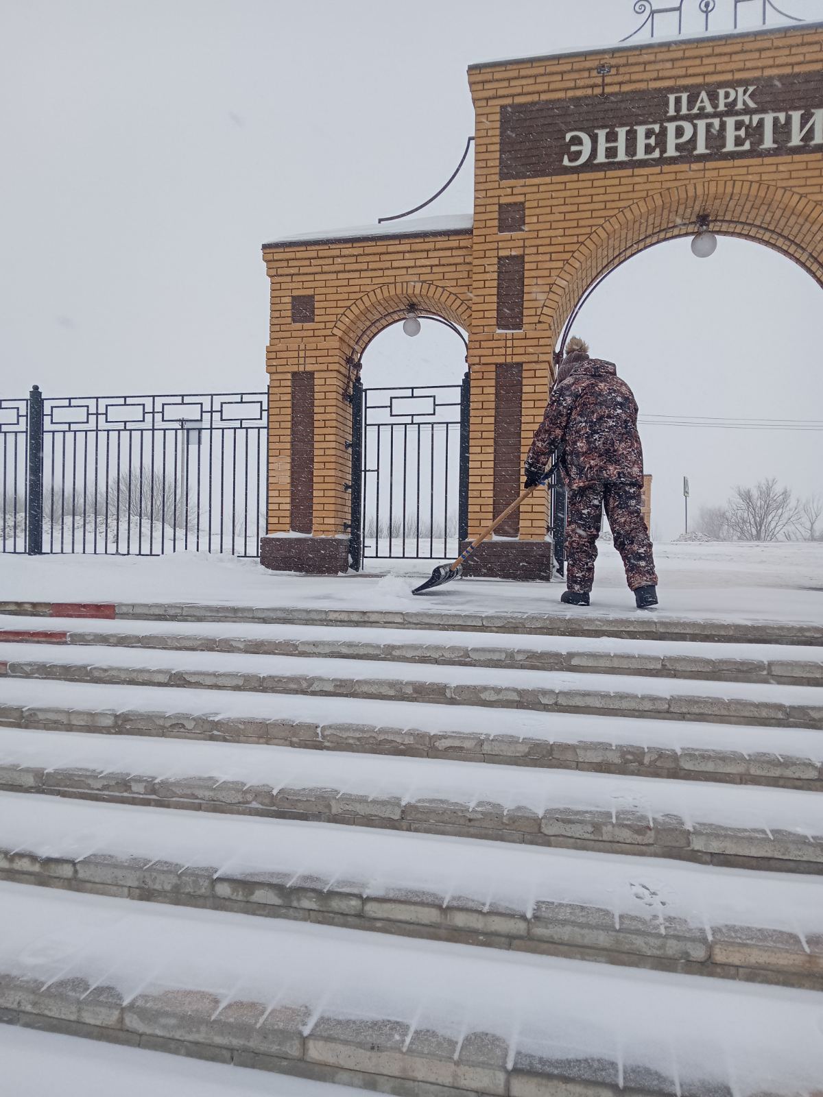 В Балакове коммунальщики в усиленном режиме устраняют последствия непогоды