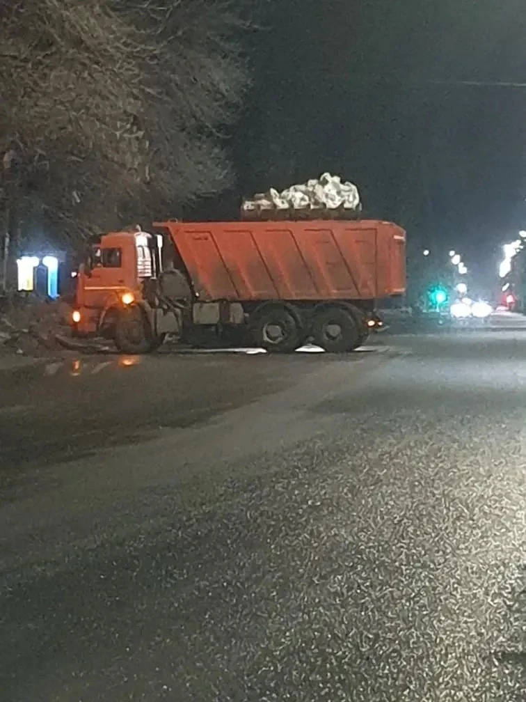 В Балаково «Комбинат благоустройства» продолжает откачку воды, а также расчистку и вывоз снега с улиц города