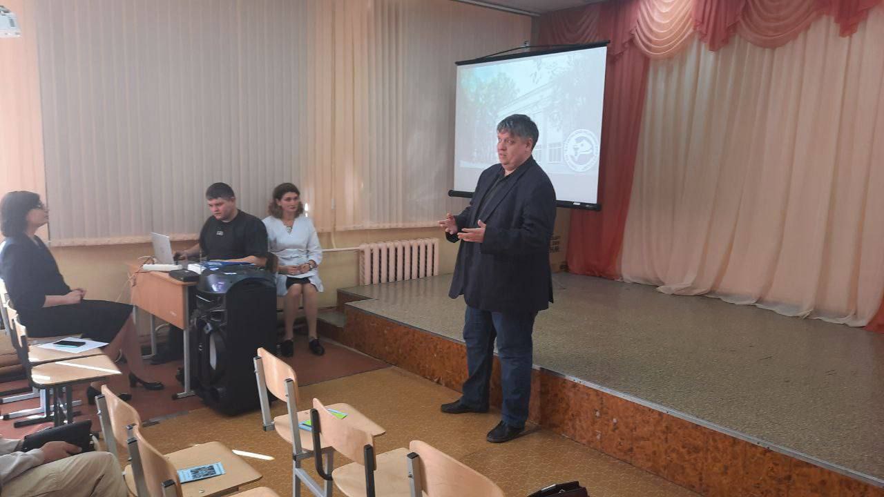 Представитель городской больницы рассказал родителям выпускников школ о преимуществах целевого обучения и работе в стационаре