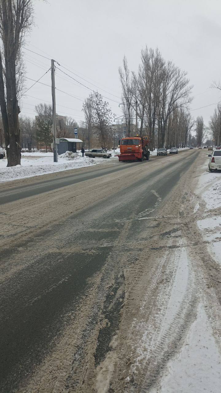 В Балаково продолжается очистка снега