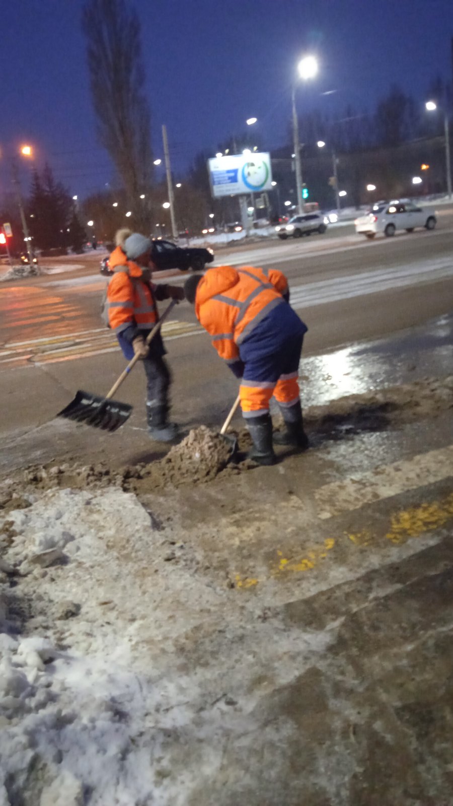 Сегодня ночью 25 единиц техники работали во всех районах города: центральной, островной и заканальной