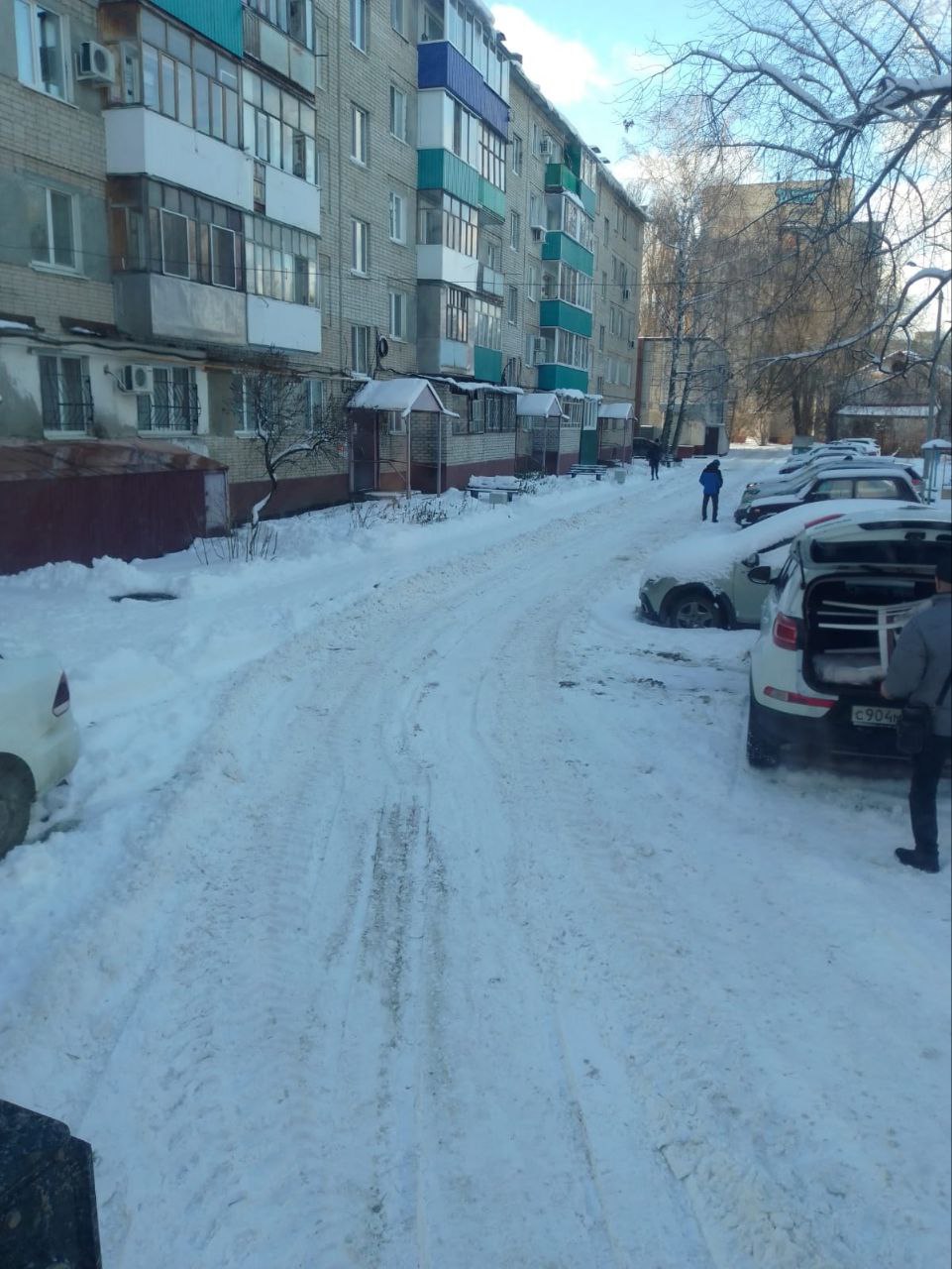 Сотрудники УДХБ обращаются к жителям с просьбой своевременно убирать личный транспорт для очистки дворовых территорий от снега