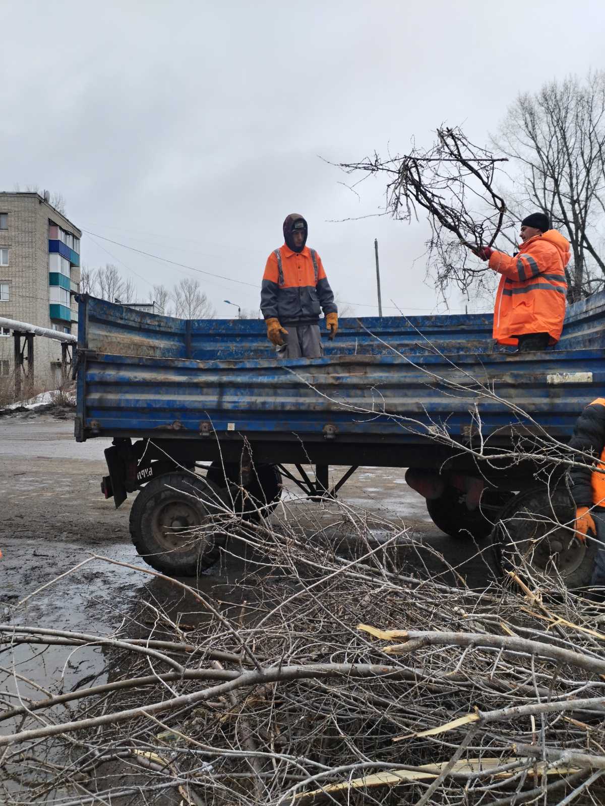 Благоустройство города Балаково сегодня: откачка талых вод, вывоз снега, очистка прилотковых зон