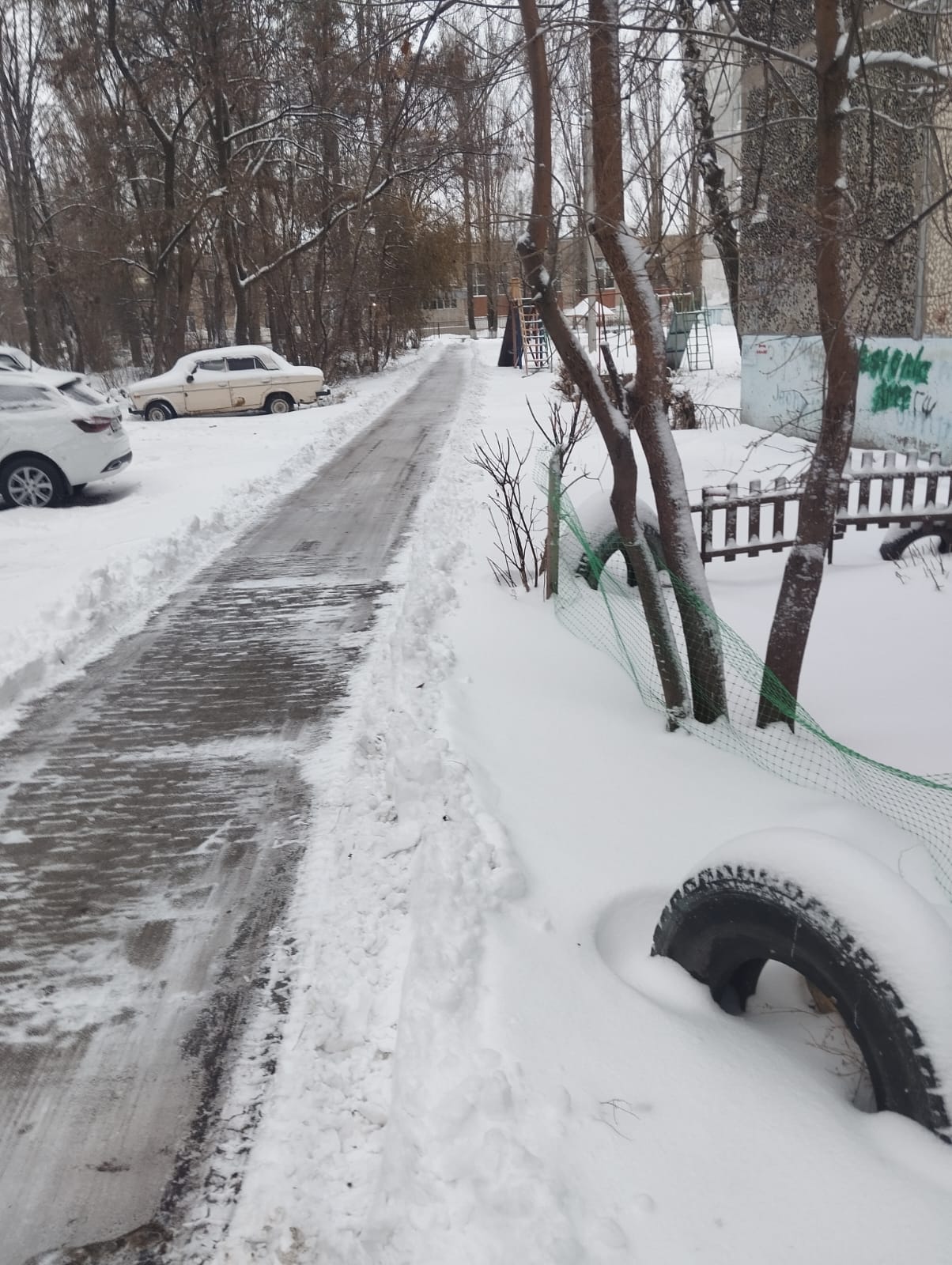 Сотрудники «Комбината благоустройства» продолжают очищать улицы города Балаково от снега