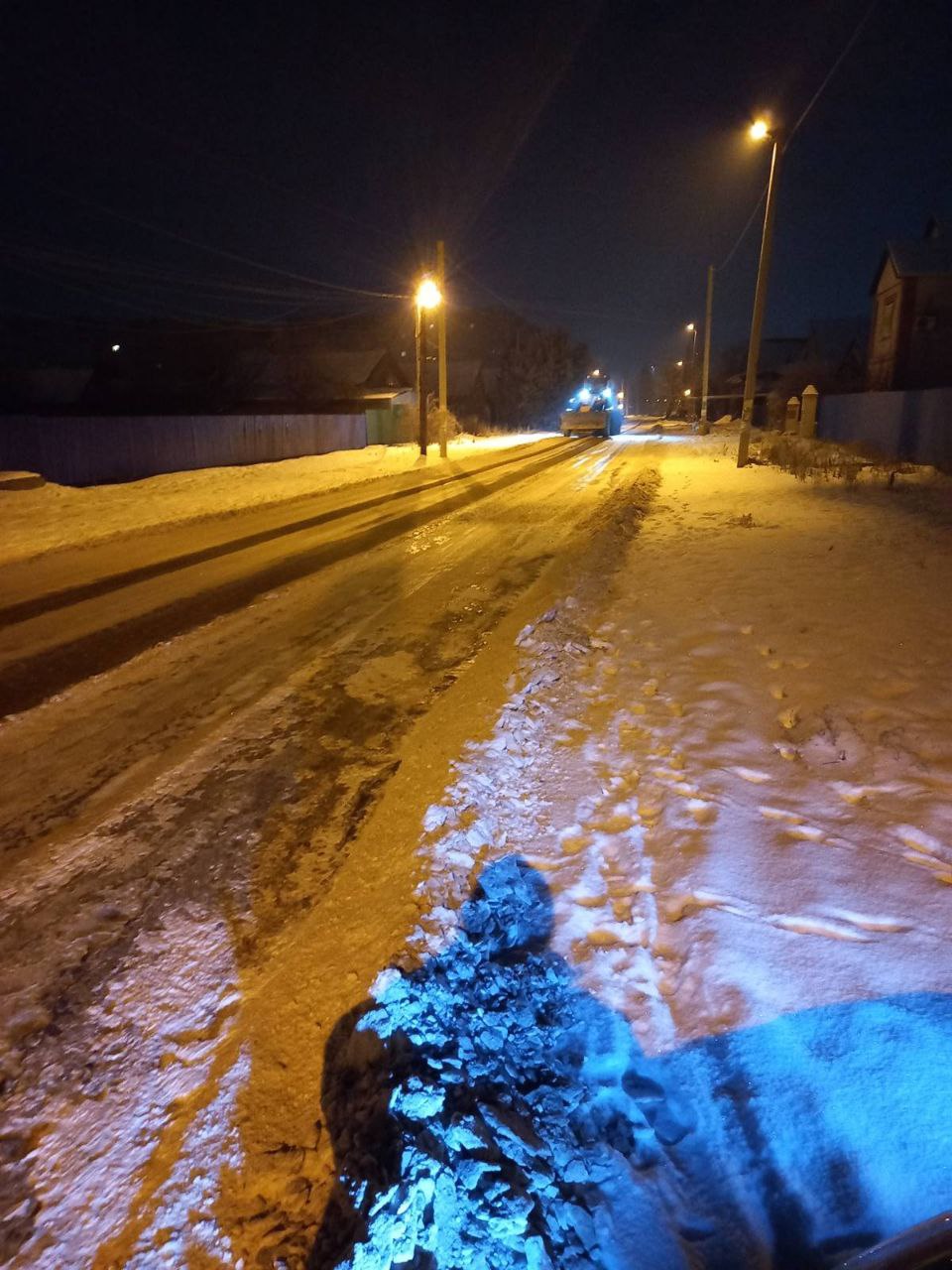 Благоустройство города сегодня: очистка прилотковой зоны, формовка деревьев, обслуживание дорожно-транспортной сети города