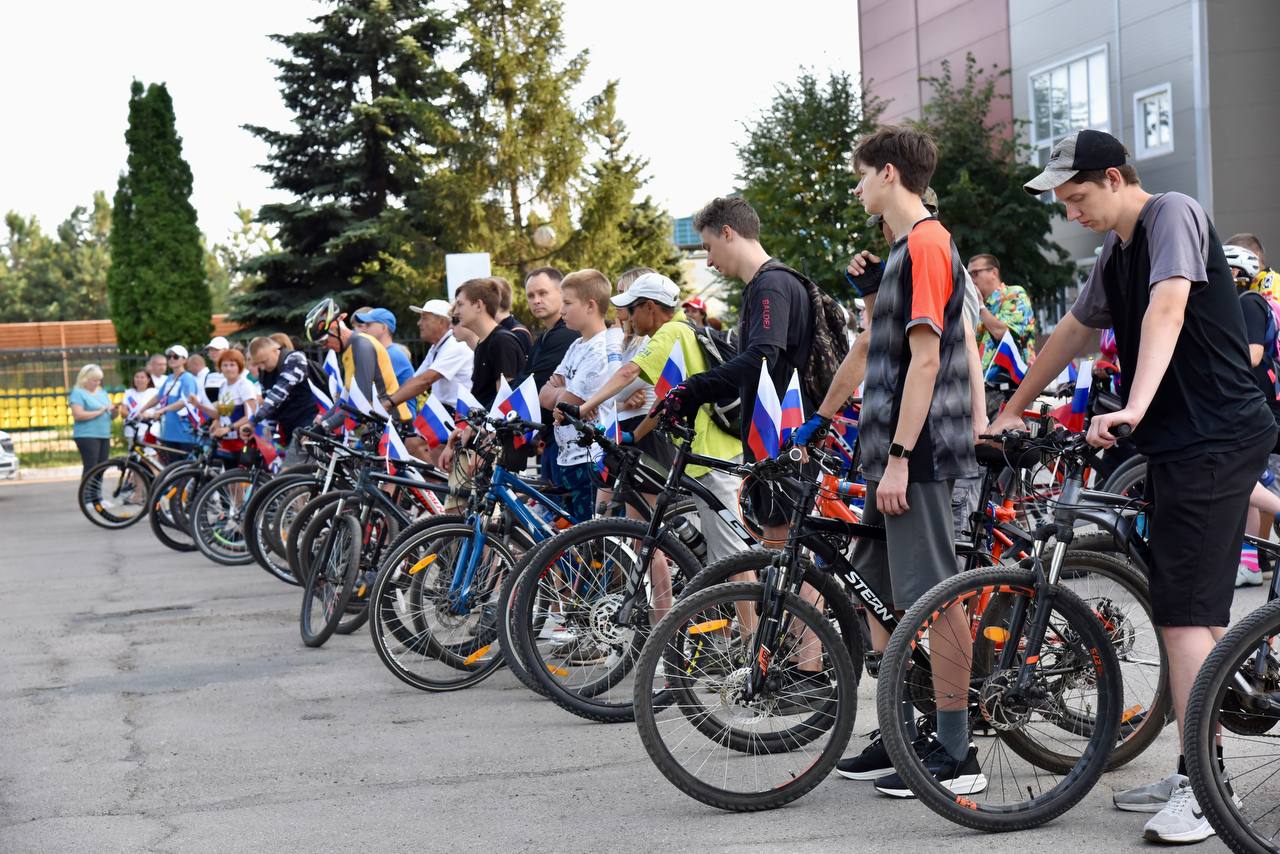 В городе Балаково прошел велопробег в честь Дня Государственного флага Российской Федерации