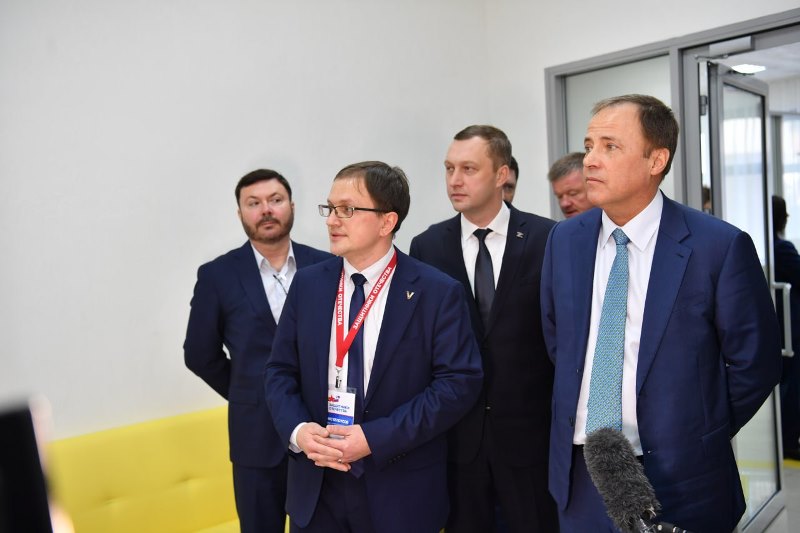 Сегодня губернатор Роман Бусаргин вместе с полномочным представителем Президента в ПФО Игорем Комаровым посетили саратовский филиал фонда «Защитники Отечества»