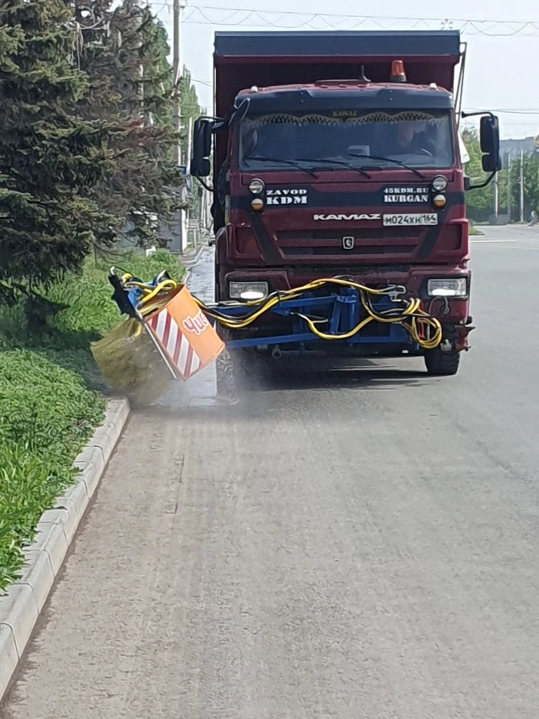 В Балаково приступили к мойке бордюров