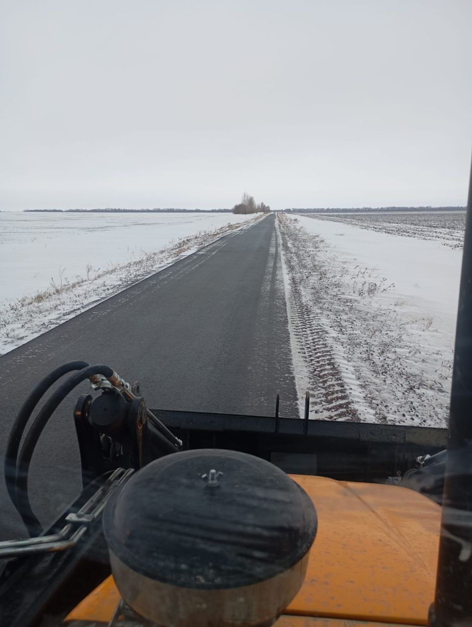 В городе Балаково сотрудники «Комбината благоустройства» продолжают очищать дороги и тротуары от снега