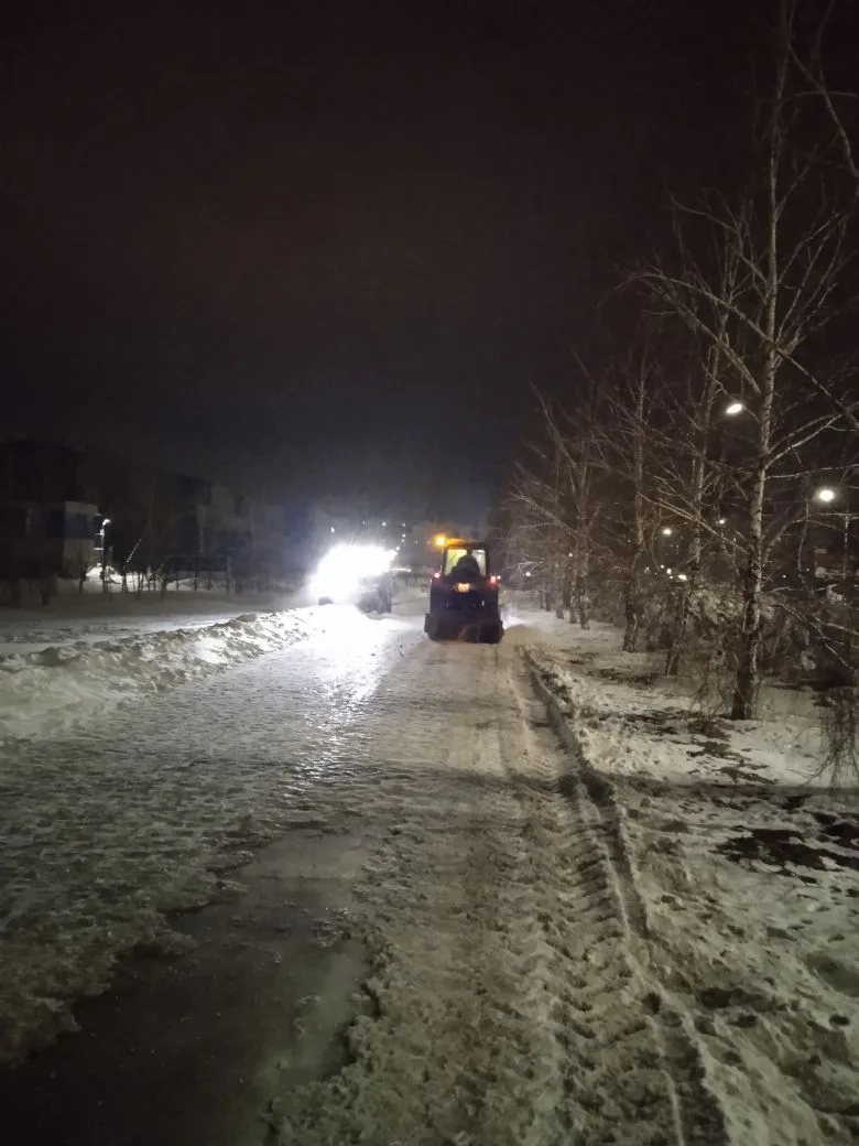 В Балаково продолжается уборка снега