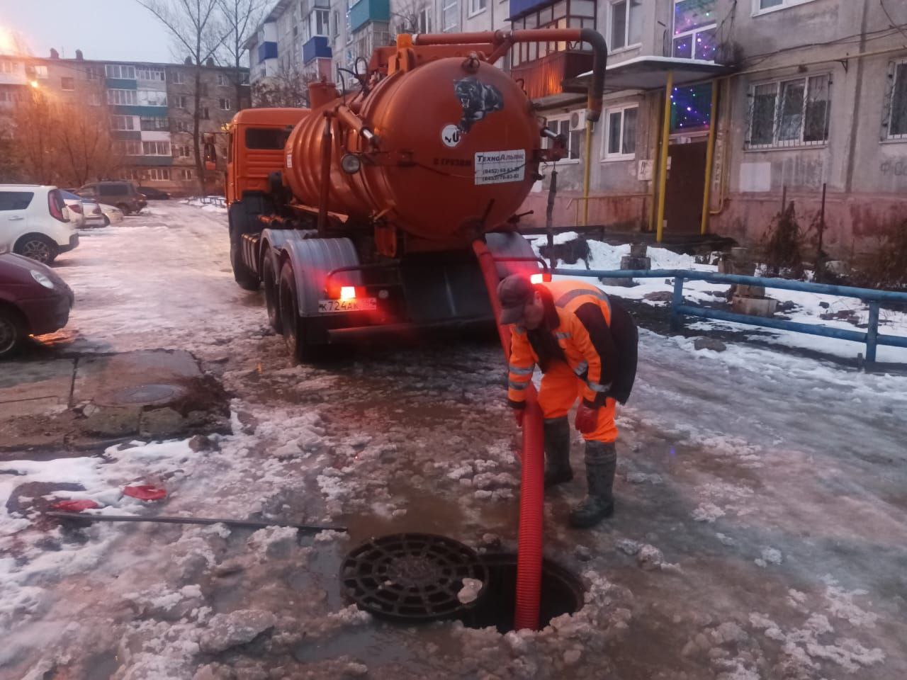 В Балаково ведутся работы по откачке талого снега, очистке и промывке ливневых колодцев