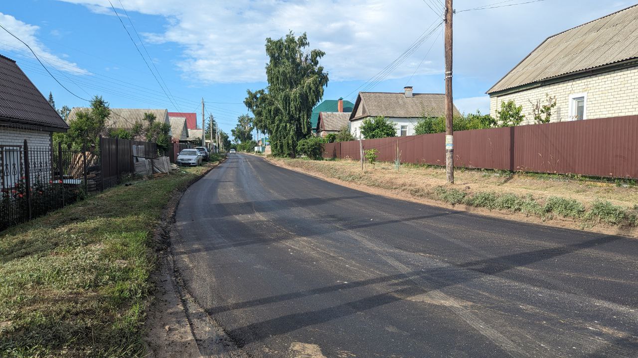 В поселке Дзержинского начался ремонт дорожных артерий