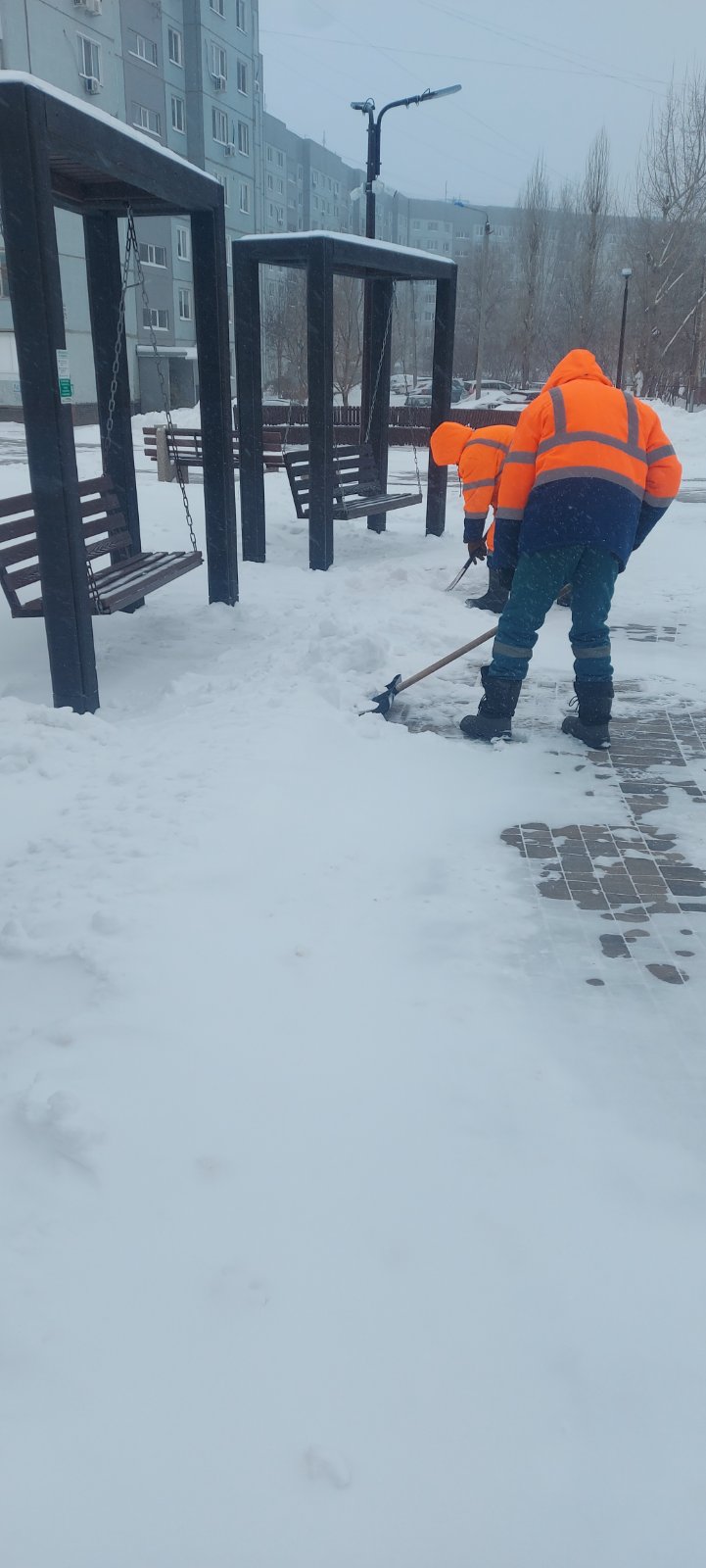 В Балакове коммунальщики в усиленном режиме устраняют последствия непогоды