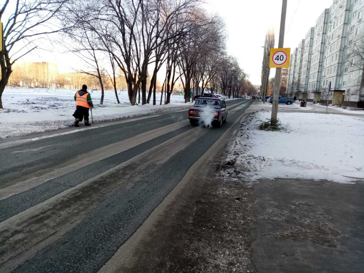 Сегодня сотрудники Комбината благоустройства вывозят снег с улиц города
