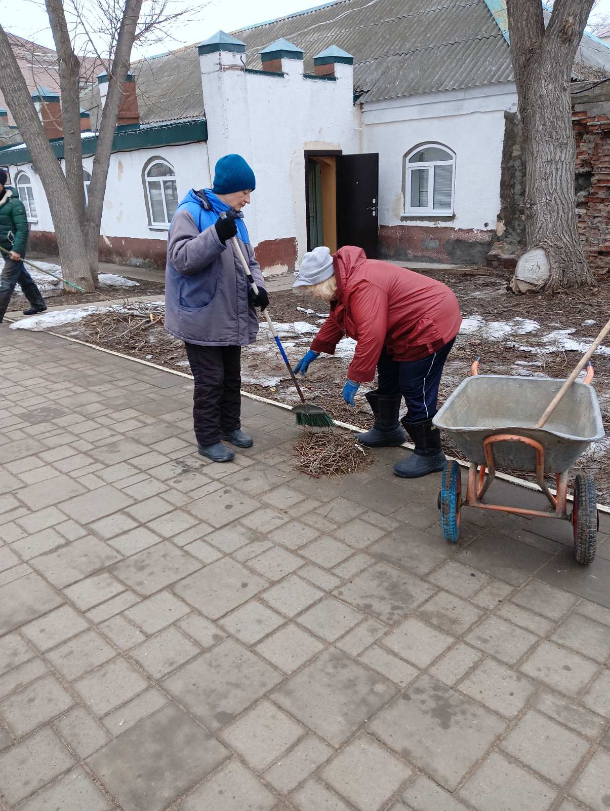 Благоустройство города Балаково сегодня: откачка талых вод, вывоз снега, очистка прилотковых зон