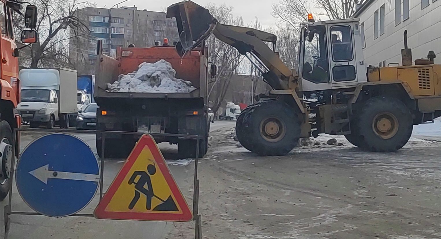 Сотрудники «Комбината благоустройства» ведут работы по вывозу снега и расширению дорог