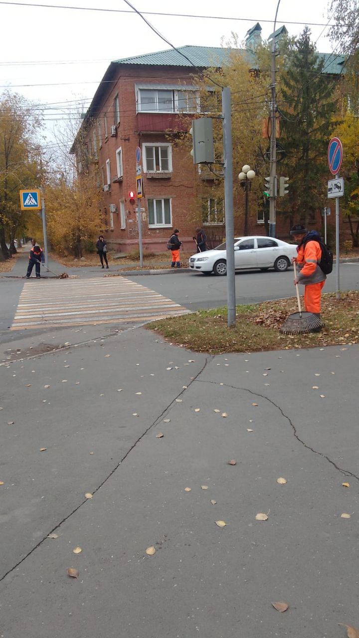 Сегодня в уборке города задействовано около полусотни единиц техники