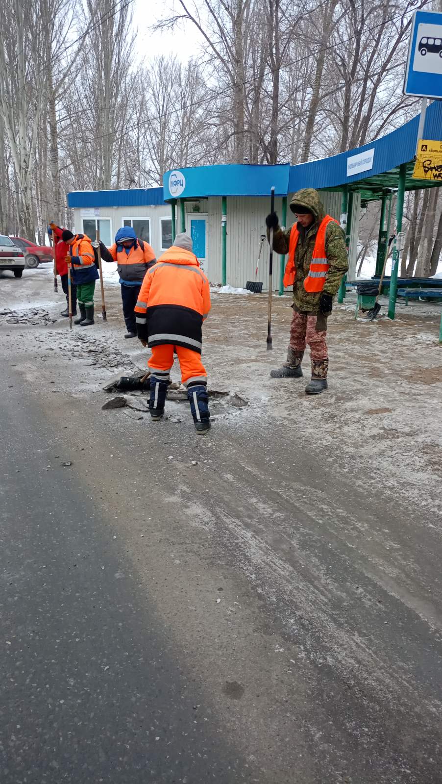 Расширение дорог, вывоз снега, спил и обрезка деревьев. Сегодня задействовано около 80 рабочих и 30 единиц спецтехники Комбината благоустройства